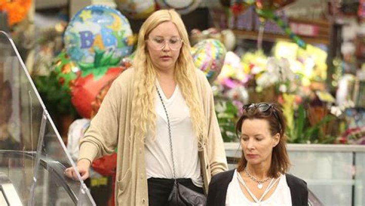 Amanda Bynes Steps Out In Rare Public Outing & She Looks VERY Different