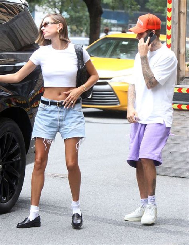 Hailey Bieber Rocks Daisy Dukes & Crop Top For Flirty New Levi’s Campaign: Photos