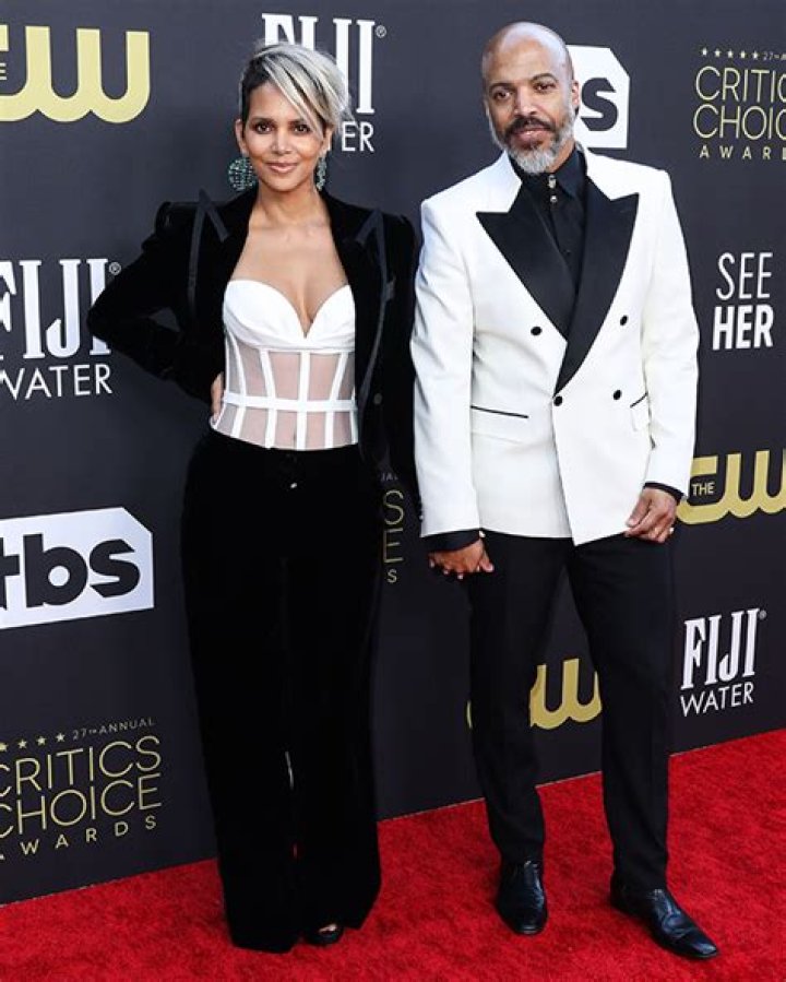 Halle Berry Rocks Red Fishnet Dress in PDA Photo With BF Van Hunt – Hollywood Life
