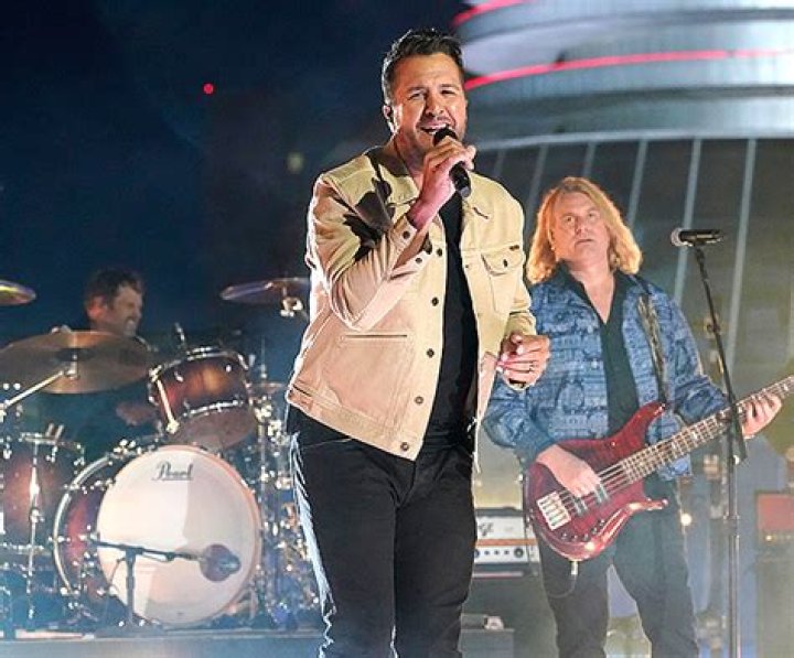 Luke Bryan Rescues Mother Of 2 After Her Tire Blows Out — See His Good Deed