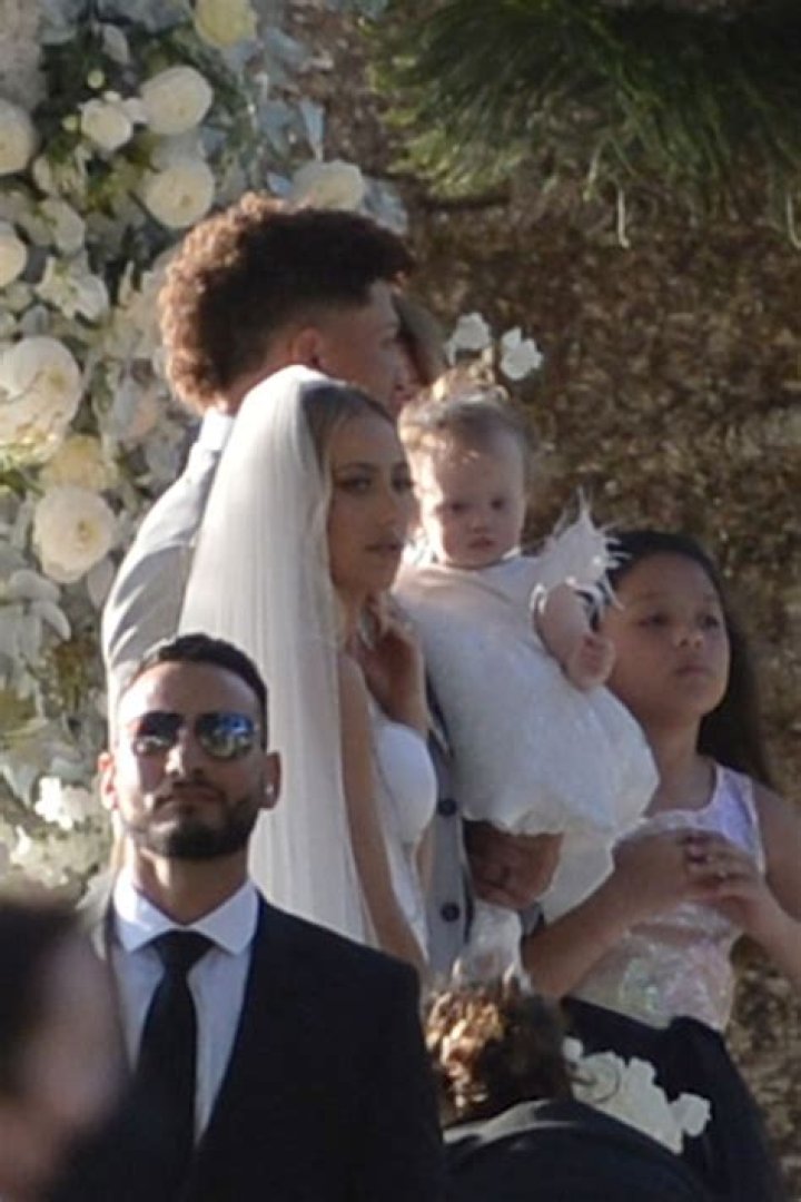 Patrick Mahomes & Brittany Matthews’ Daughter At Their Wedding: Photos – Hollywood Life